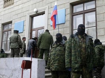 Crimea, soldati russi assediano base militare ucraina, poi si ritirano